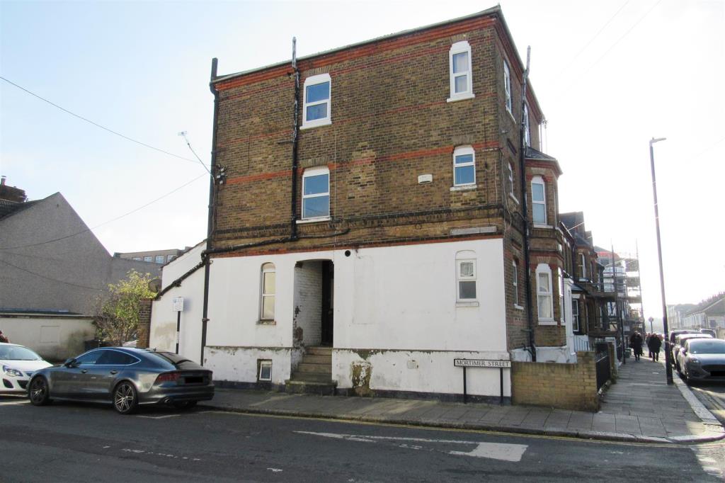 Lot: 33 - ONE-BEDROOM FLAT WITH COURTYARD AND PARKING - 